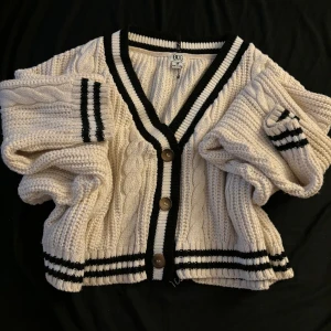 Old money kofta - Chanel inspirerade färger som sitter hur elegant som helst med en svart kjol, säljer för jag behöver rensa i garderoben  Inga defekter