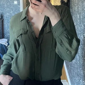 Grön skjorta från Dobber - 🦎Grön skjorta i skirt tyg! 🦎Ger lite Rachel Green vibes (de senare säsongerna) 🦎Svinsnygg att ha på stranden över bikinin, men också på kontoret 🦎Inga defekter 🦎100 % viskos