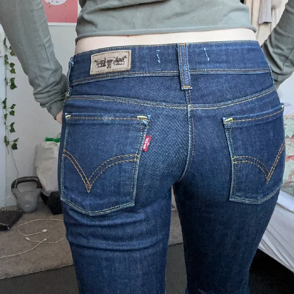 Lågmidjade vintage slim fit Levis jeans✨I fint skick! Säljer pga har för många jeans. Jeans & Byxor.