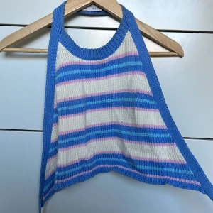 Topp - Fin virkad sommartopp med flera färger🩷🩵💙🤍knytning i bak vilket för att den passar många, superbra skick 