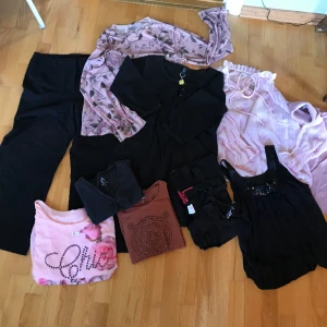 Klädpaket storlek M. 12plagg - Svart kostym byxa från Kappahl storlek 42 , 3 toppar, en svart tunika, en rosa polotröja,2 kortärmade tröjor, 4 linnen.  Alla plagg är storlek M eller 40-42  Allt väger 2 kg
