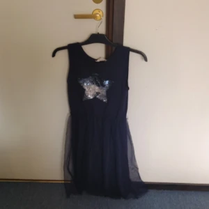 Klänning - En blå klänning har använt den några gånger när jag var mindre  Jätte fin