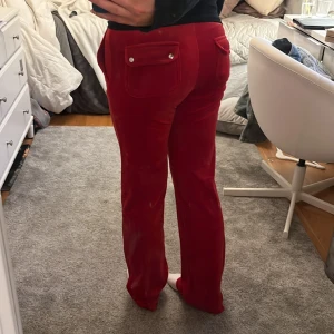 Juicy byxor - Superfina röda juicy byxor. Använd fåtal gånger. Toppkvalitet förutom på ena fickan då det ”fluffiga” på tyget bränts bort så det är lite strävt på ena fickan men inget man skulle tänka på eller se (kolla 3dje bilden)❤️ priset kan diskuteras!