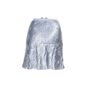 Blå kjol - Blå satin kjol med blommor från Urban outfitters 