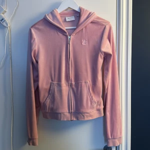 Juicy Couture  - En tröja från Juicy Couture! Strl 15-16 (M-L)! Köpt för 770kr säljer för 370kr! Pris kan diskuteras men jag går inte under 360! Säljs pga att den inte kommer till användning!