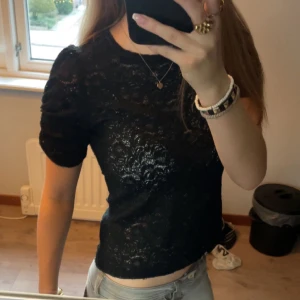 Spets tröja - Jätte snygg svart spets tröja med små volanger på armarna från Kappahl!💗Använt jätte få gånger, inga defekter och säljer pga jag inte använder den💗