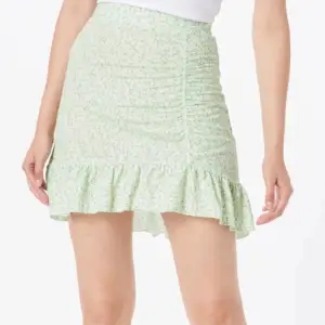 Säljer denna grönblommiga kjol. Använd fåtal gånger alltså i nyskick. Andra bilden är lånad. 