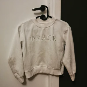 Vit crewneck!  - Superfin tröja med texten "peace" på, använd endast ett fåtal gånger. Den är i storlek 134/140 men passar även mig med xxs-xs. Skriv för mer info💓