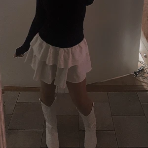 Vita boots - Säljer nu mina vita boots då jag inte har någon användning för de längre. De är i bra skick men färger har släppt pyttelite längst fram på skon. Jättefina och passar jätte bra till en kjol! Storlek 39