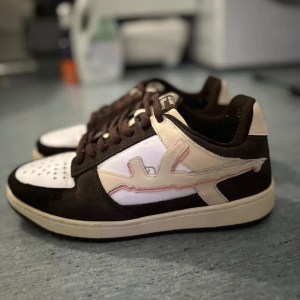 Lost boys archive sneakers  - Storlek 44 men sitter 43  Cond 8/10 Inga tydliga flaws  Väldigt comfy o lite halvt chunky passform 🙏🏽