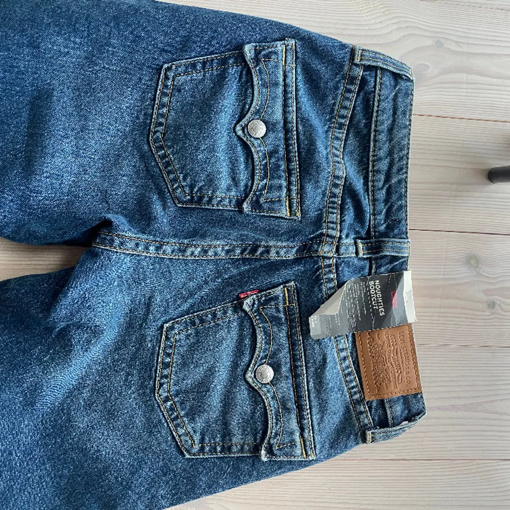 Jättesnygga oanvända lågmidjade levis jeans. Modellen heter naughties bootcut och har jättecoola fickor.. Jeans & Byxor.
