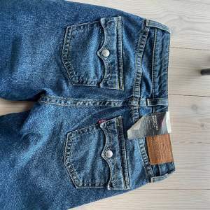 Jättesnygga oanvända lågmidjade levis jeans. Modellen heter naughties bootcut och har jättecoola fickor.