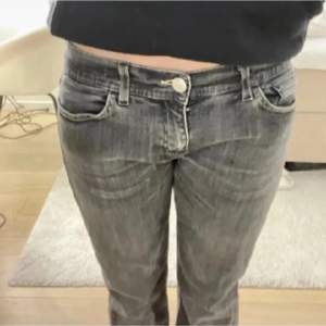 Säljer dessa snygga lågmidjade jeans i grå/svart färg💕 Midjemåttet: 40 cm innebenslängden: 82 cm💕