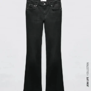 Low Waist Bootcut Jeans  - Low waist bootcut jeans från zara som tyvärr inte passar längre. skriv för bilder eller om ni undrar nåt💓