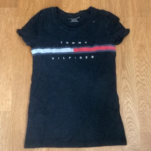 Tröja - En svart Tommy hilfiger tröja i storlek xxs. Inga fläckar.