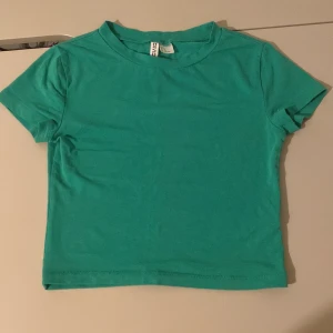 Tröja - Säljer denna tröjan pågrund av att den är för liten. Men jättefin! Köpte den från Hm på rea.