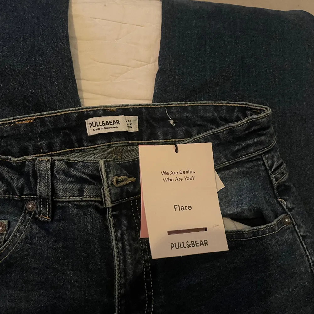 Låg midjade jeans från pull and bear i storlek 34. Sitter så bra med detaljer på bakfickorna. Säljer för 200 exklusive frakt men kan diskuteras. Jeans & Byxor.