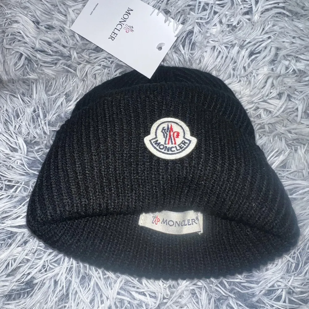 Helt oanvänd moncler mössa . Accessoarer.