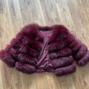 Pälsjacka - Säljer min trekvartsärmade pälsjacka då den inte kommer till användning, köpt i usa för 1500kr, kontakta gärna om du är intresserad, priset kan diskuteras vid snabbköp 