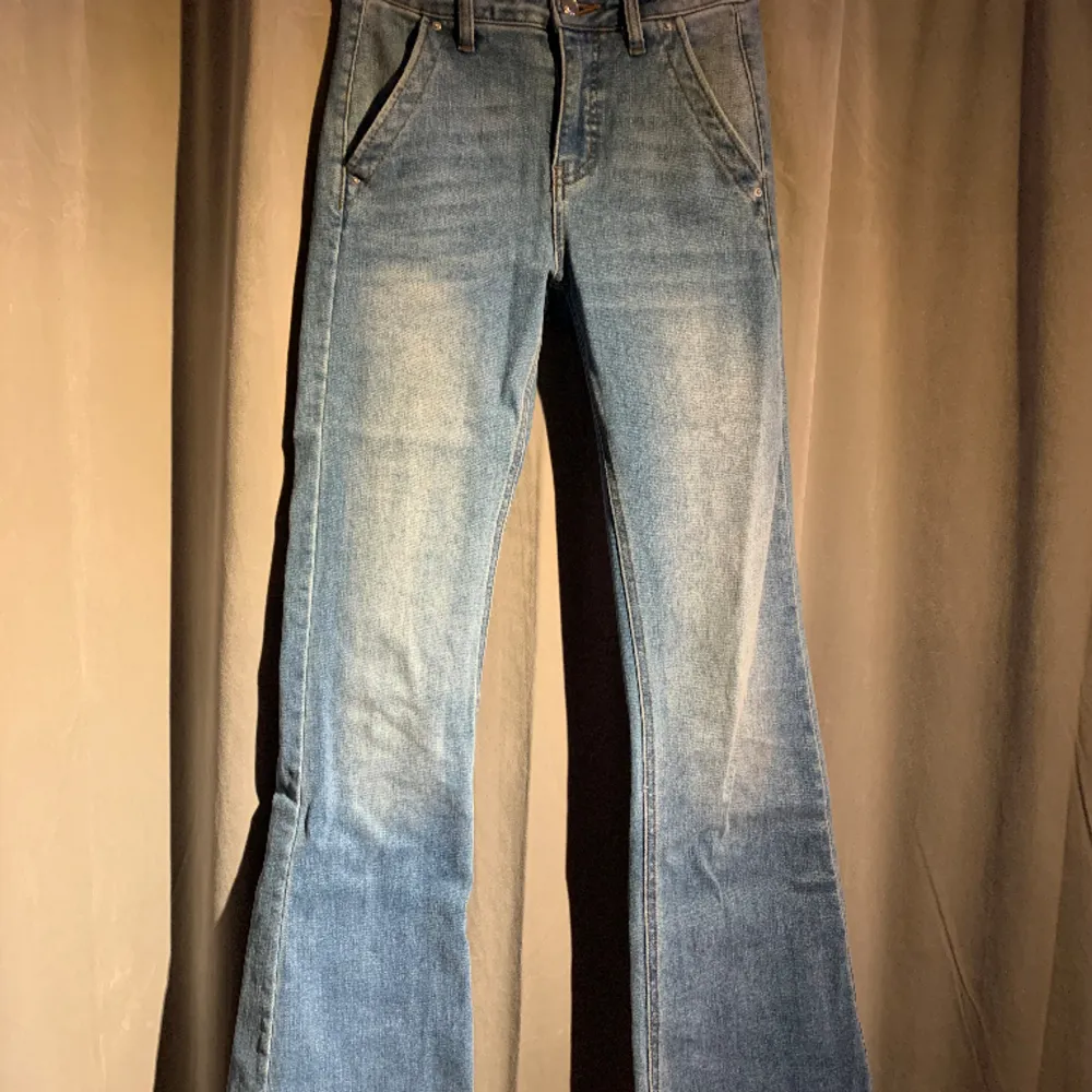 Säljer ett par fina jeans använt Max 3 gånger. Fickor där bak med knapp, skriv för mer info 🤍. Jeans & Byxor.