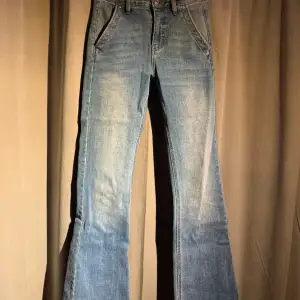 Säljer ett par fina jeans använt Max 3 gånger. Fickor där bak med knapp, skriv för mer info 🤍