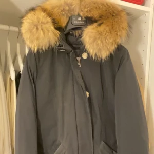 Woolrich jacka - 8/10 skick. Knappt använd, lapparna sitter kvar. Äkta pälsjacka som värmer en och sitter fint. Köpt i Länna sport för 7800kr, säljer för 4000kr. Skriv för fler frågor. Knapparna på jackan kan behövas bytas ut - görs enkelt med tillkommande knappar