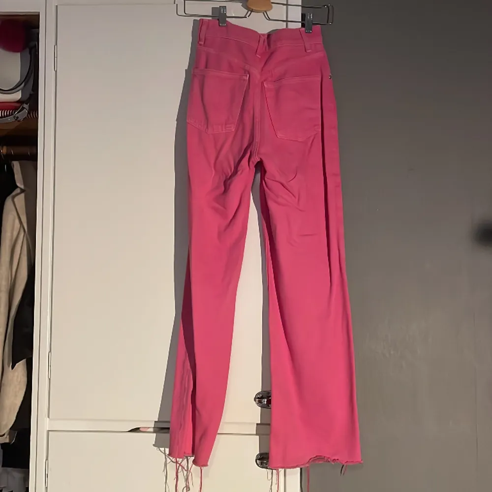 Högmidjade jeans i nyskick. Super fin rosa färg. Storlek 34 från zara. Jeans & Byxor.