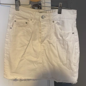 Vit jeanskjol - Kjol från gina, storlek 34, knappar och inte dragkedja. Fin och i bra skick  
