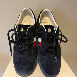 Moncler  - Hej säljer nu mina moncler skor marinblåa jag använder längre pris kan alltid diskuteras
