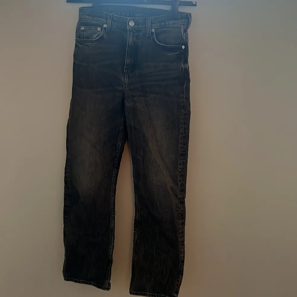 Gråa jeans från arket. Perfekt straight croppade! Storlek 26. . Jeans & Byxor.