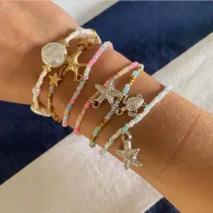 Armband som är PERFEKTA till sommaren ☀️🌴 45kr/st Frakt 15kr