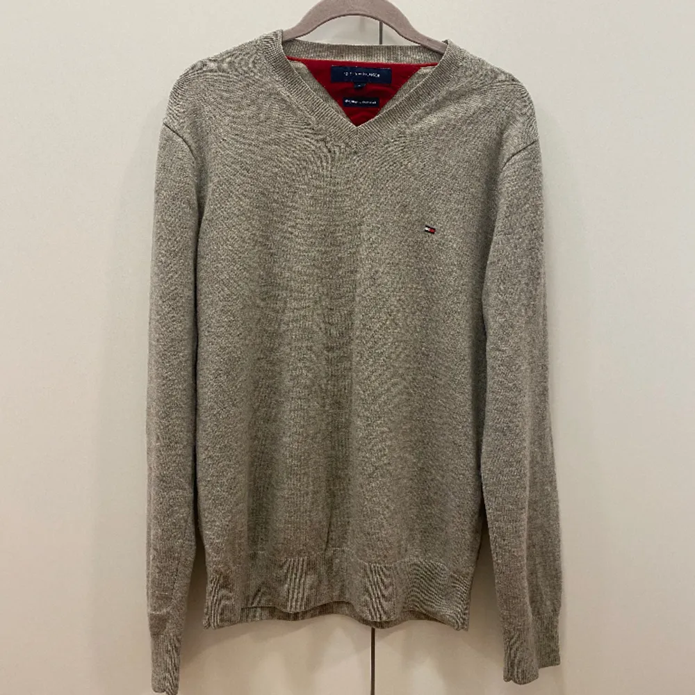 Tja, säljer en Tommy Hilfiger tröja i storlek S men passar M som är gjord av Premium Lambswool, använd fåtal gånger, skick 9/10, nypris ca 999kr mitt pris 399kr, vid frågor skicka Pm// Mvh HamWear. Tröjor & Koftor.