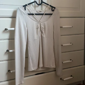 Tröja - Mycket fin tröja från hm med lite små detaljer vid bröstet, köpt för ett tag sen alltså finns denna inte i butik längre. Inga märkvärdiga defekter( priset kan diskuteras)