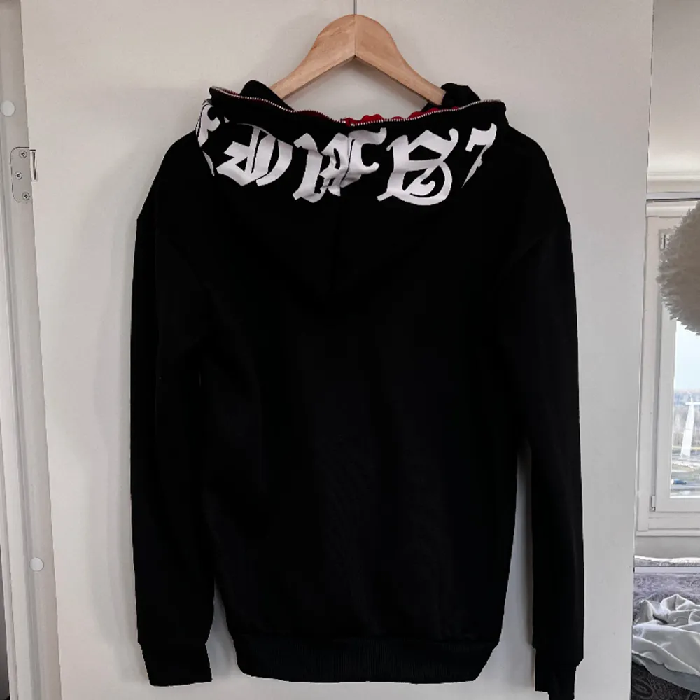 Cool zip up hoodie med stenar på. Har dragkedja som går hela vägen och är i nyskick. Kontakta mig vid frågor💞. Tröjor & Koftor.