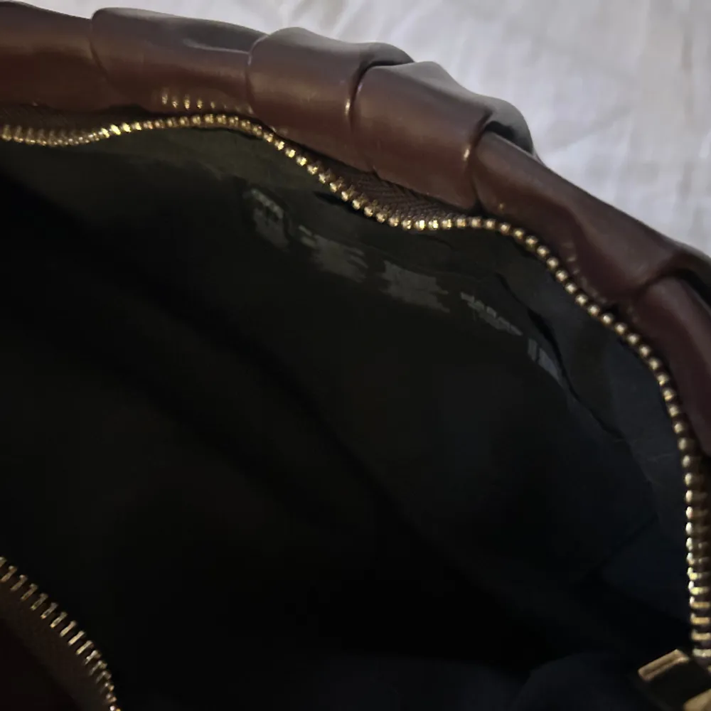 brun väska i läder , aldrig använd från ASOS med guld detaljer ⚡️. Väskor.