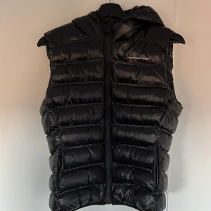 Dunväst - En glasnig väst med luva ifrån ”goodfornothing”. Använd endast 1gång. Stl xs