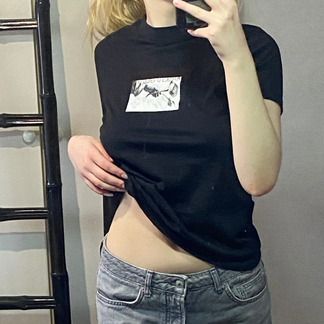 Svart T-shirt med tryck på bysten