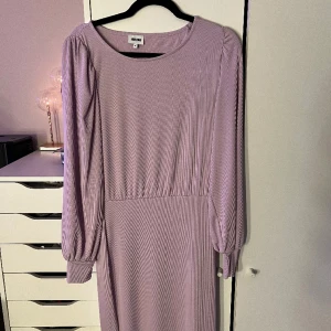 Ljus lila lång klänning - Använd fåtal gånger, inga hål eller fläckar🩷
