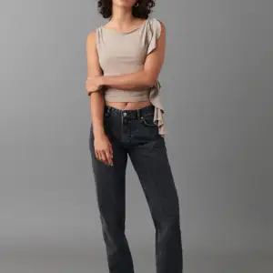 Mörkgråa lågmidjade jeans från Gina tricot som jag inte använder storlek 38, köpte för 499 Skriv för fler bilder💞