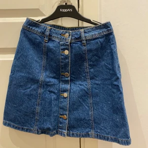 h&m kjol - säljer en fin h&m kjol använd ett par fåtal gånger💓💓 Säljer för 50kr strl:34