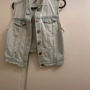 Jeansväst - Supersnygg jeansväst i stl M!