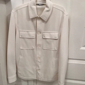 Zara overshirt  - Hej, säljer en fin overshirt från ZARA storlek S, den är använd max 2 gånger köptes förra året och var lite för stor hade hopp om att jag kanske skulle växa i den men tyvärr är den fortfarande lite stor så väljer att istället sälja vidare den :)