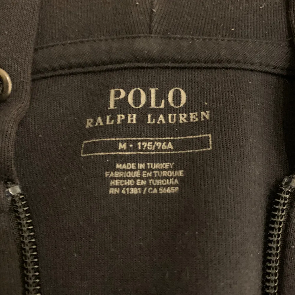 En svart Polo Ralph Lauren zip-up i storlek M. Den är i väldigt bra skick, tveka inte att skriva till mig om du har några frågor!. Hoodies.