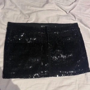 Glitter kjol - Ass cool glittrig kjol från only! Jättefint skick som ny i storlek xs! Tryck gärna på köp nu!