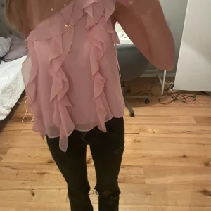 Super populär zara tröja, den är jätte skön men kom aldrig till användning, jätte snyg till shorts eller ba vanliga jeans - Tröjan är i storlek S men va lite stor så sydde den lite lite mindre! Inget man tänker på