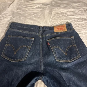 Low straight Levi’s jeans  - Lågmidjade straight Levi’s jeans. Kan gå ner i pris vid snabb affär!