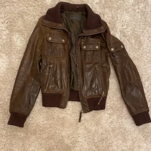 Snygg jacka - En jättesnygg jacka från rock’n blue i storlek 34. Tyvärr lite kort i armarna på mig därför säljer jag den. Mycket bra skick!!🤎🤎