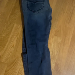 Diesel jeans  - Säljer dessa diesel Jeans i färgen blå, skicket är väldigt gott inga defekter eller så. Storleken är 29/34. 