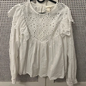 Fin blus - Fin vintage blus från H&M  Storlek 42.  Nyskick Ordinarie pris: 799kr  Nypris: 400kr 