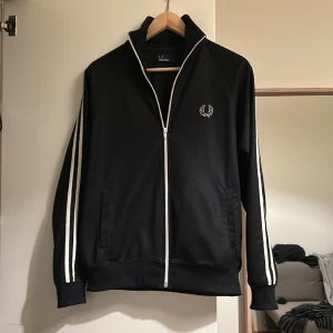 Fred Perry track jacket - Skick: 8/10 Nypris ungefär 1500kr